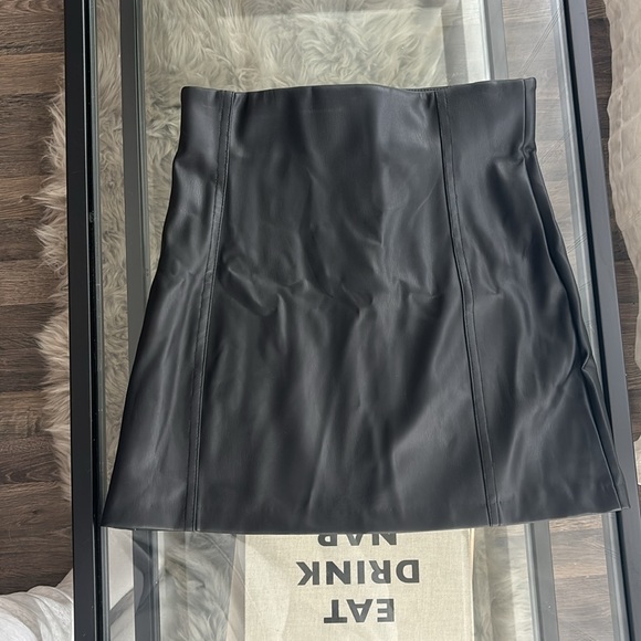 Zara faux leather skirt never worn - Picture 2 of 2